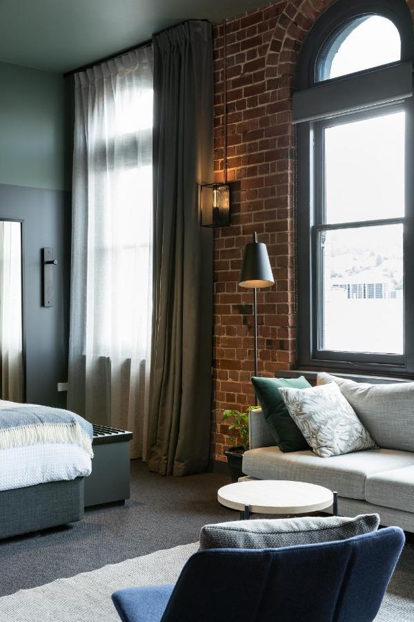 The Chamberson Hotel Дюндин Екстериор снимка A living room in a loft apartment